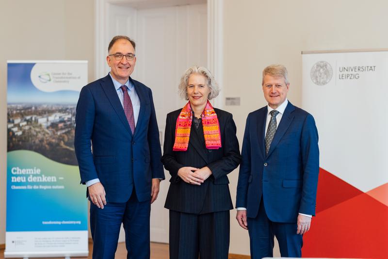 Collaborating in research and teaching (from left): Scientific Director Professor Peter Seeberger, Leipzig University Rector Professor Eva Inés Obergfell and Professor Holger Kohlmann, Dean of the Faculty of Chemistry.