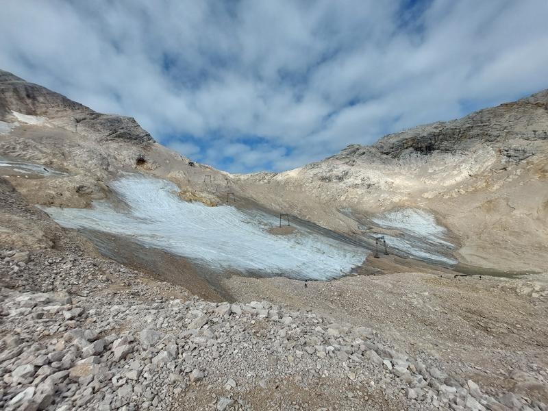 Der Schlepplift am Nördlichen Schneeferner ist durch die starke Absenkung der Eisoberfläche nicht mehr haltbar 