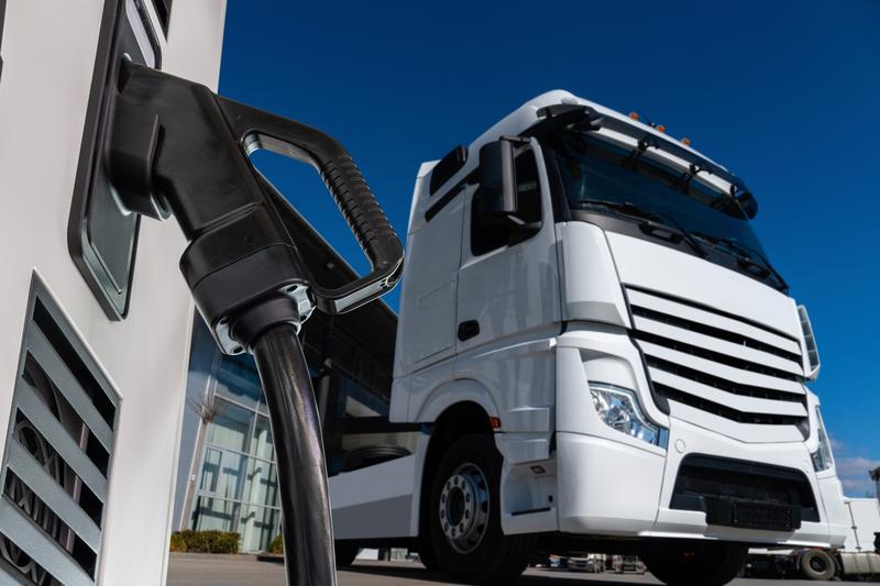 The higher charging capacities for trucks pose new challenges for the power electronics and contact systems of charging stations, as well as for the available grid connection capacity. 