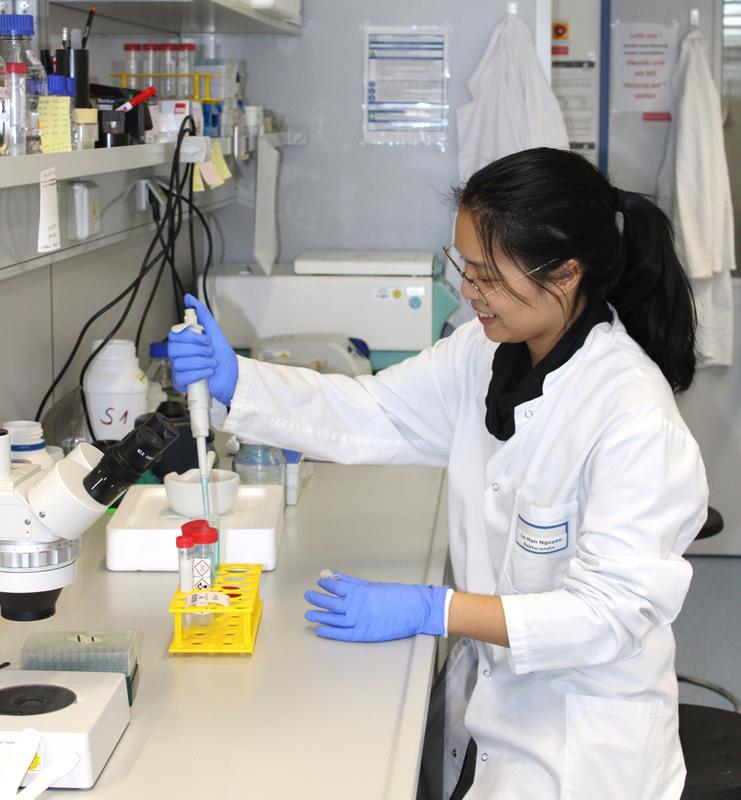 First author Le-Han Rössner extracting nucleic acids in the lab.