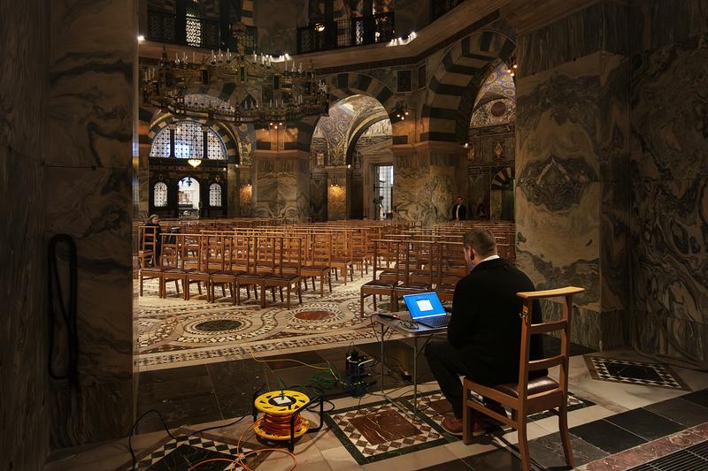 Prof. Martin Zerwas bei den Messungen im Aachener Dom
