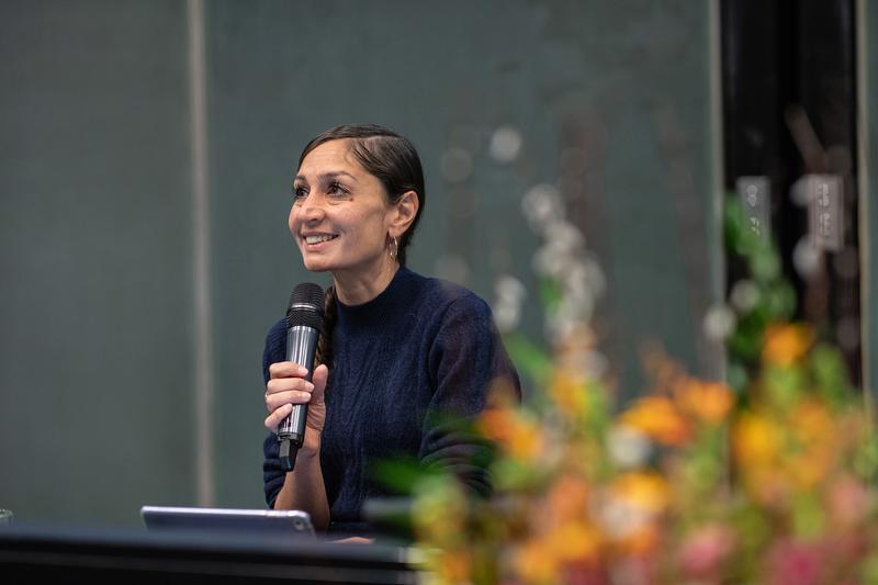 Die ausgebildete Ärztin, Politikwissenschaftlerin und Autorin Gilda Sahebi hält den Eröffnungsvortrag der Frühjahrsakademie