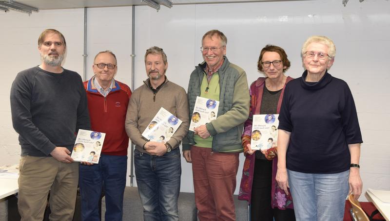 Presented the book "Bin Mensch nicht auch ich?" (from left): Prof. Dr. Daniel Stein, Rüdiger Fries, Dr. Jens Aspelmeier, Peer Ball, Dr. Jana Mikota and Traute Fries.