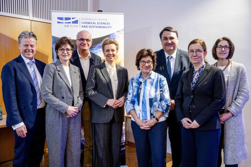 Gruppenfoto zur Eröffnung des Research Centers (Namen s. https://news.rub.de/presseinformationen/hochschulpolitik/2026-03-25-universitaetsallianz-ruhr-spitzenforschung-fuer-nachhaltige-chemie)