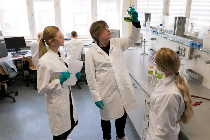 Der duale Bachelor-Studiengang Bioverfahrenstechnik kombiniert Biologie, Chemie, Verfahrenstechnik und allgemeine Ingenieurwissenschaften.