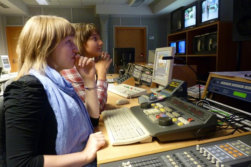 Eine Woche lang erkunden die Teilnehmerinnen aus ganz Deutschland alle Studienrichtungen: Technik, Informatik, Naturwissenschaft, Mathematik, Wirtschafts- und Medienwissenschaften