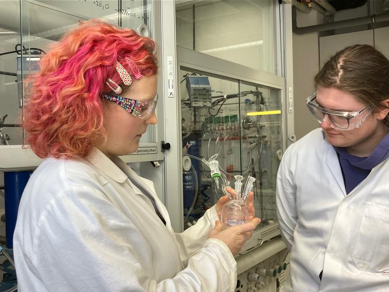 Im Labor des Leibniz-Instituts für Katalyse, Rostock: Milla Steffens aus Paderborn und Alvin Leske aus Berlin im FJN.