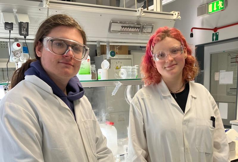 Milla Steffens und Alvin Leske absolvieren ihr FJN im Katalyse-Labor.