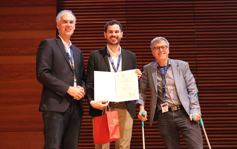 Preisträger Dr. Mario Detomas mit dem amtierenden Präsidenten der DGE, Prof. Jan P. Tuckermann (rechts), und dem designierten Präsidenten der DGE, Prof. Martin Fassnacht. 