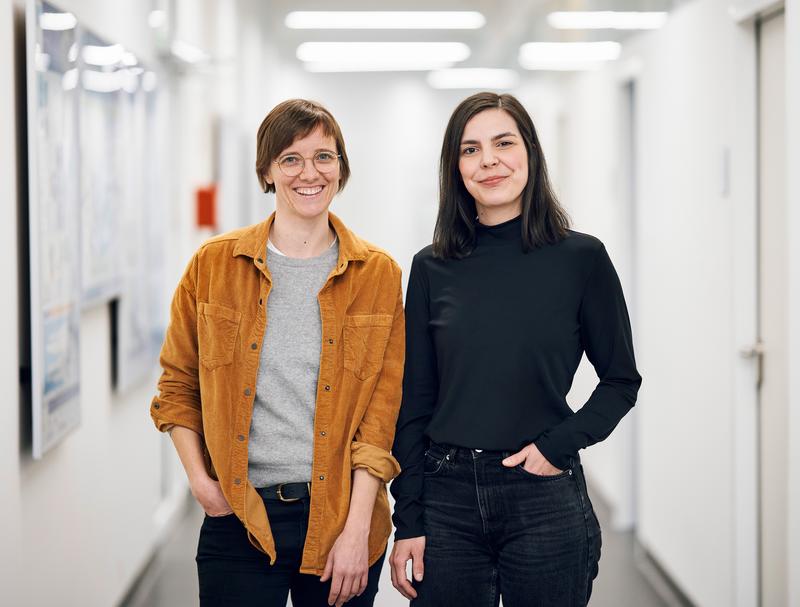 Die Nachwuchsgruppenleiterinnen Luzia Gyr (links) und Slavica Janevska (rechts) bündeln ihre Expertise in der Forschungsgruppe FUSION am Leibniz-HKI.