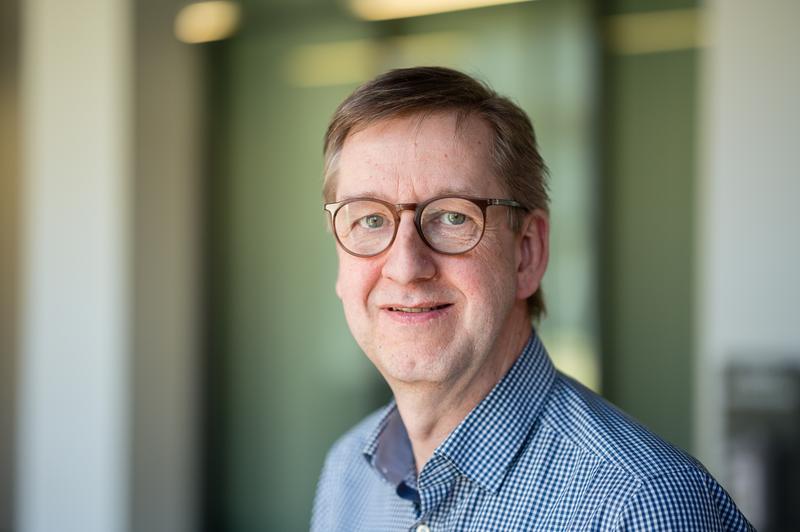 Professor Matthias Nienhaus entwickelt mit seinem Team ein neues Verfahren, mit dem Räder ohne zusätzliche Sensoren selbst wissen, wann sie für Anschub sorgen müssen.