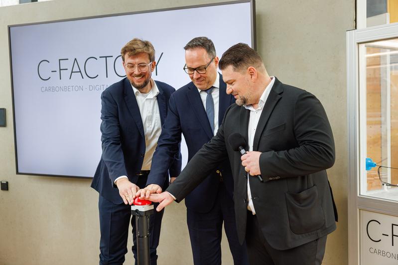 V.l.: Dr.-Ing. Alexander Kahnt, Staatsminister Dirk Panter und Dr.-Ing. Matthias Tietze betätigen den Startknopf