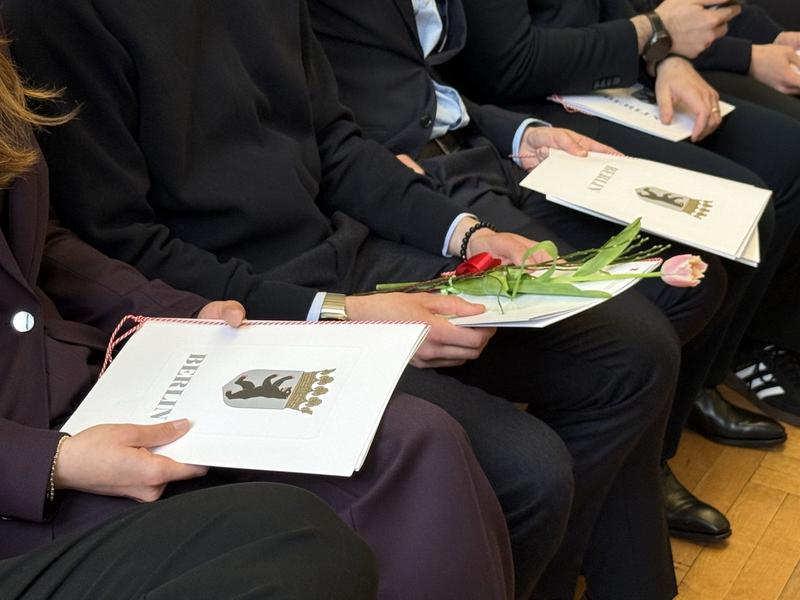 Vom Studium in den Dienst: Am 1. April 2026 treten 184 neue Schutz- und Kriminalkommissar*innen sowie 13 Oberkommissar*innen mit Spezialisierung auf Wirtschafts- und Cyberkriminalität ihren Dienst bei der Polizei Berlin an.