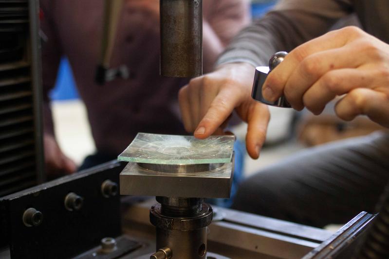 Das Bruchbild nach dem Biegeversuch: Reicht die Qualität der alten Fensterscheibe aus, um sie in neuen Mehrfachgläsern wiederzuverwenden?