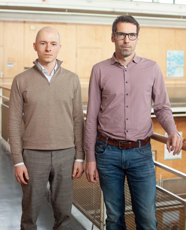 Forschen zur Wiederverwendung und -verwertung von Fensterglas: Prof. Dr. Martien Teich von der Fakultät für Bauingenieurweisen der HM und sein wissenschaftlicher Mitarbeiter Sebastian Wernli