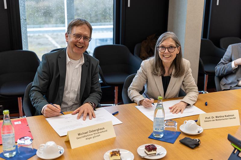 Andreas Ruland, Geschäftsführer des Klinikverbunds Allgäu, und Prof. Dr. Martina Kadmon, Medi-zindekanin der Universität Augsburg, legen den Grundstein für weitere Standorte für die Praxisaus-bildung zukünftiger Ärztinnen und Ärzte in der Region.