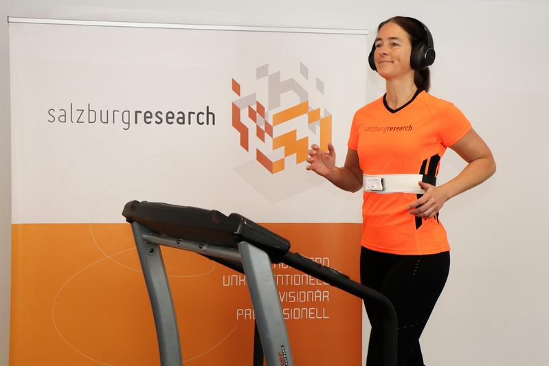 Läuferin mit Breathing Belt am Laufband © Salzburg Research
