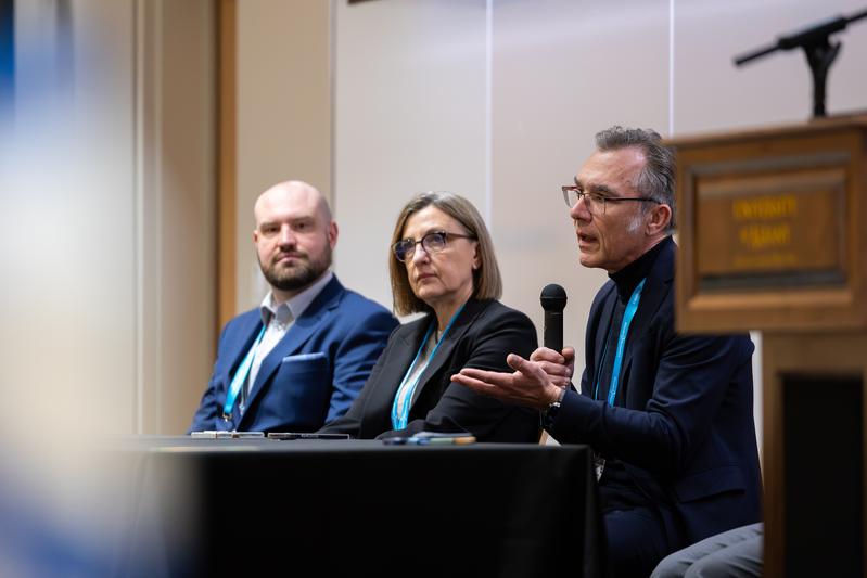 Diskussion beim ICOB 2026 in Albany: Dr. Oleg Ryabchykov (links) und Prof. Dr. Jürgen Popp (beide Leibniz-IPHT) mit Prof. Laura Marcu, UC Davis