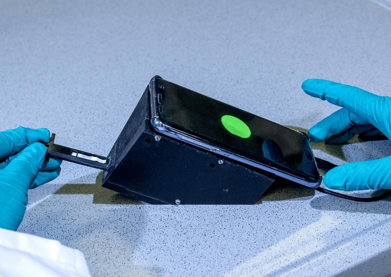A smartphone camera measures the glow of the test strip in the portable measuring device, enabling a quick and straightforward analysis of water quality. 
