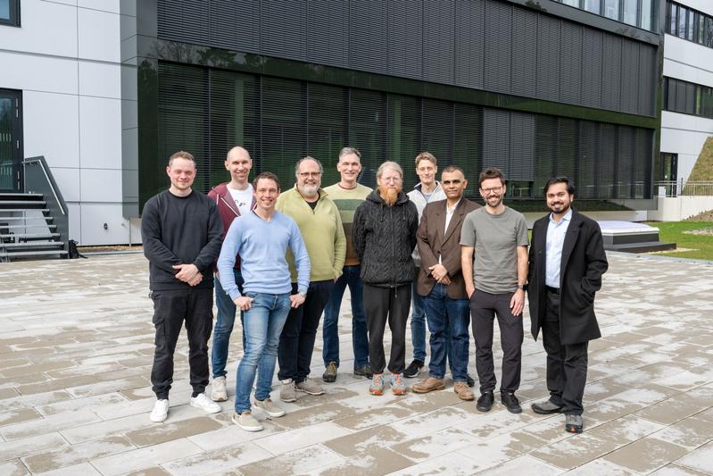 Matthias Weber, Dr. Andrii Nehrych, PD Dr. Andreas Bablich, Prof. Dr. Peter Haring Bolívar, Prof. Dr. Benjamin Butz, Prof. Dr. Ivo Ihrke, Prof. Dr. Michael Möller, Prof. Dr. Bhaskar Choubey, Paul Kienitz, Moin Diwan (von links nach rechts).