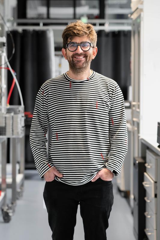 Jérémie Palacci. Der Professor am Institute of Science and Technology Austria (ISTA) leitet das Materiali Molli Lab, in dem er erforscht, wie energieverbrauchende Systeme aufgebaut 