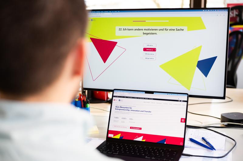 Der Foundercheck richtet sich an alle, die neugierig auf ihre unternehmerischen Potenziale sind. 