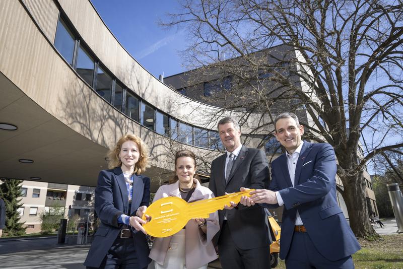 Handover ceremony for the Cybersecurity Campus Graz (from left): Eva-Maria Holzleitner, Federal Minister for Women, Science and Research; Christine Dornaus, BIG Managing Director; Horst Bischof, Rector of TU Graz; Stefan Mangard, Head of ISEC.