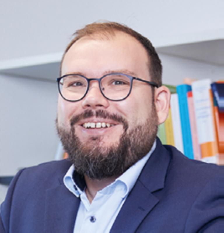 Prof. Dr. Simon W. Kolbe lehrt an der SRH University am Standort Fürth