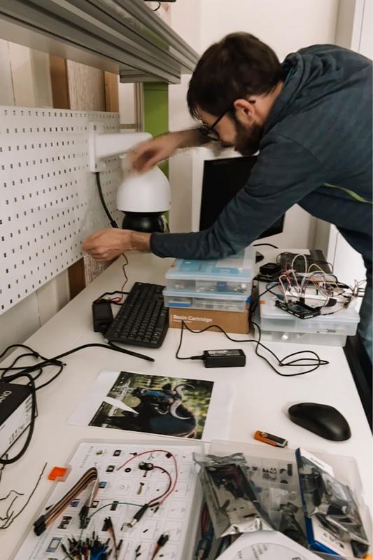 Stefan Kuhn arbeitet am Nilbye-Prototypen im Werk:Raum-Labor 