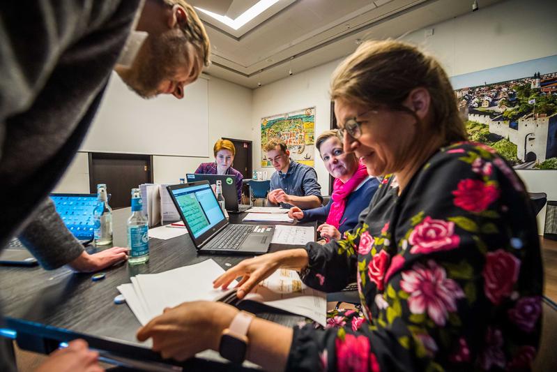 Gemeinsam Geschichte entschlüsseln: Im Rahmen des Citizen-Science-Projekts »Hanse.Quellen.Lesen!« tauchen Bürger:innen in jahrhundertealte Quellen ein und werden dabei vom Forschungsteam der FGHO unterstützt.