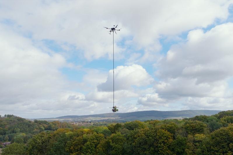 Die Drohne der TU Braunschweig transportiert eine Blattprobe.
