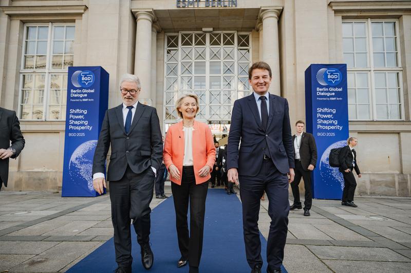 Der Gründer und Vorsitzender des Berlin Global Dialogue Lars-Hendrik Röller zusammen mit Ursula von der Leyen die Präsidentin der Europäischen Kommission und Jörg Rocholl der Präsident der Wirtschaftshochschule ESMT Berlin bei der BGD 2025.