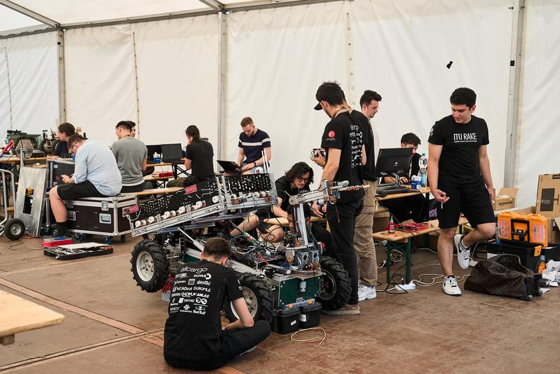 Auf dem Waffenplatz in Thun wird eine eigene Zeltstadt aufgebaut, in der die Teams ihre robotischen Systeme auf die schwierigen Szenarien vorbereiten.