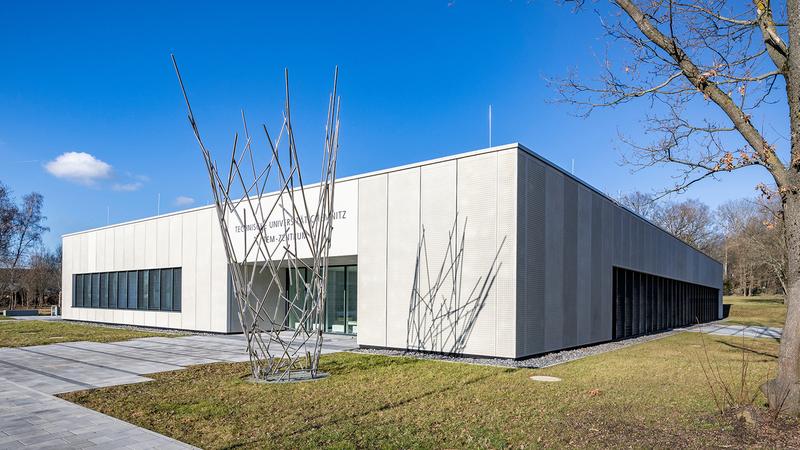 Das neu errichtete Transmissionselektronenmikroskopiezentrum der TU Chemnitz befindet sich am Universitätsstandort Erfenschlager Straße 73. Vor dem Eingang steht die 6,5 Meter hohe Plastik „Impact“.