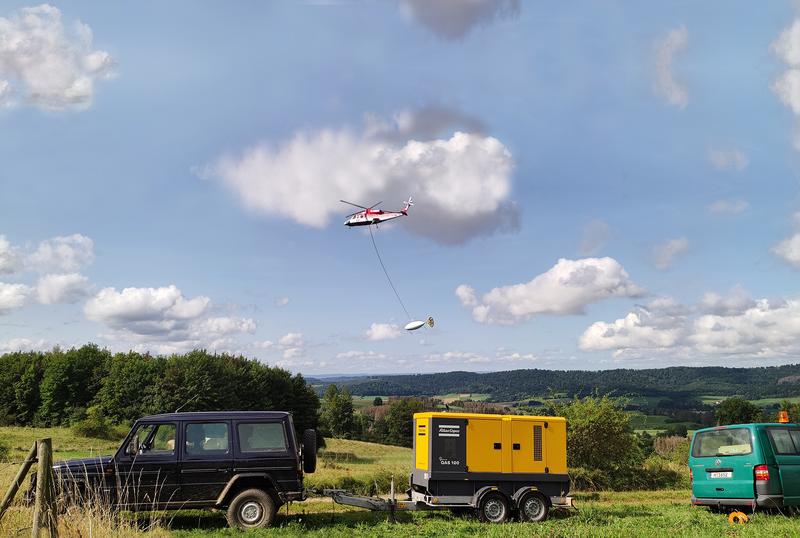 Der Hubschrauber mit Messsonde bei früheren DESMEX-Befliegungen im Einsatz.