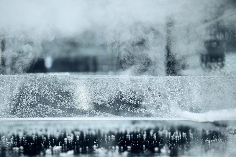 Mithilfe Milliarden kleiner Blasen befördert MicroBubbles Mikroplastikpartikel an die Wasseroberfläche. Von dort können die Partikel mit einem Skimmer entfernt werden.