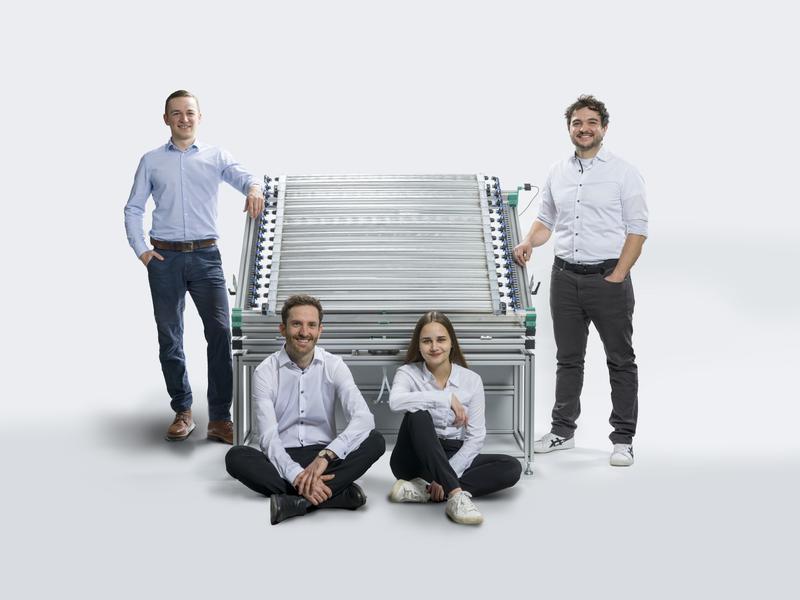 Das photreon-Team vor dem Ein-Quadratmeter-Prototyp des Photoreaktorpanels zur Herstellung von rein solarem Wasserstoff. V.l.n.r.: A. Dreher, P. Kant, M. Cordts, M. Rubin. (Foto: Amadeus Bramsiepe, KIT)