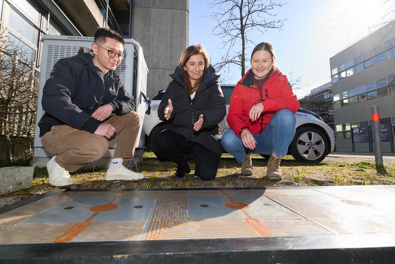 Parking and “refueling” automatically: Weizhou Ye, Nejila Parspour, and Fides Faber inspect the charging infrastructure.
