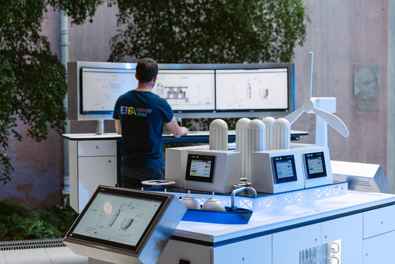 Wie Wasserstoff offshore produziert wird, können Besucher*innen am H2Mare Demonstrator erfahren