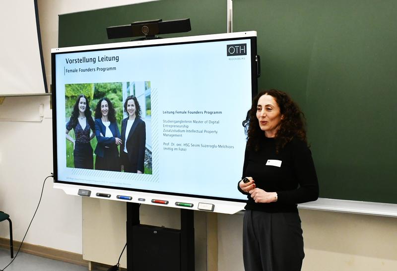 Mit dem Kick-off durch Prof. Dr. Sevim Süzeroglu-Melchiors beginnt die neue Programmrunde, die Gründerinnen auf ihrem Weg zur eigenen Idee begleitet.