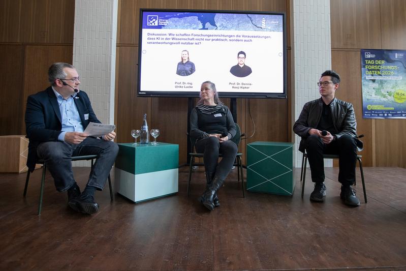 Die Podiumsdiskussion bewegte sich um praktische Fragen rund um den Einsatz von KI in Wissenschaft, aber auch Wirtschaft. Rechtliche Rahmenbedingungen, Compliance, aber auch Infrastrukturfragen bewegten das Publikum.