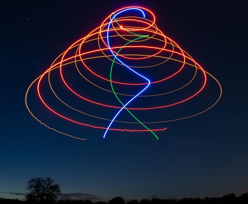 Farbwirbel am Himmel: Eine bunte Spirale, erzeugt von Jonas‘ Drohnen