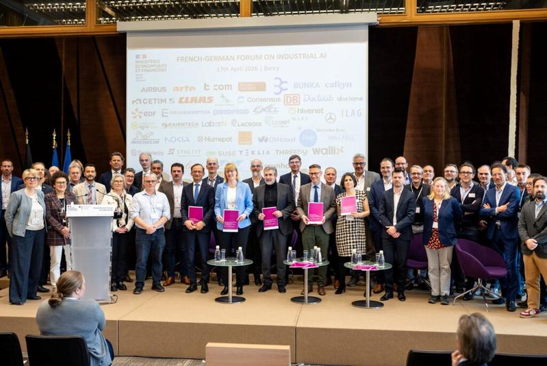 Participants of the Franco-German Forum on Industrial AI in Paris from industry, research and policymaking.