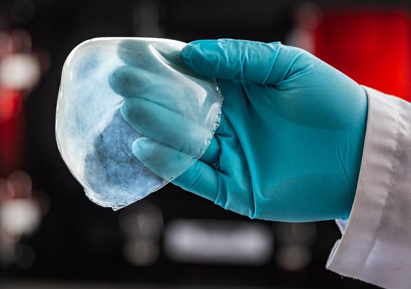 The newly developed biomimetic tissue substitute opens up new approaches for high-performance implants—demonstrated here with a printed pericardium.