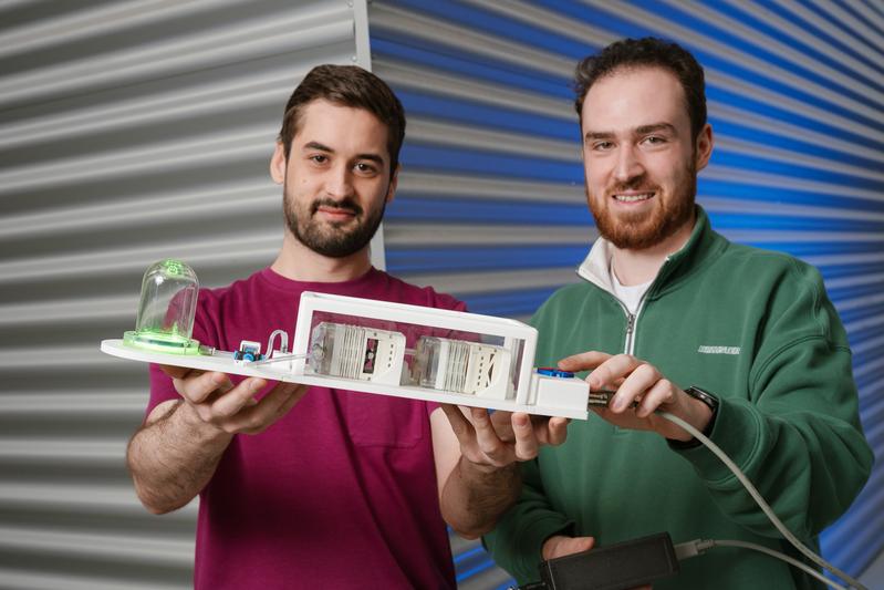At Hannover Messe, Professor Paul Motzki’s research team is exhibiting a prototype vacuum pump that uses two film-based actuators. Doctoral researcher Daniel Philippi (l.) and student Lukas Roth (r.) are pursuing research on the smart-film technology.