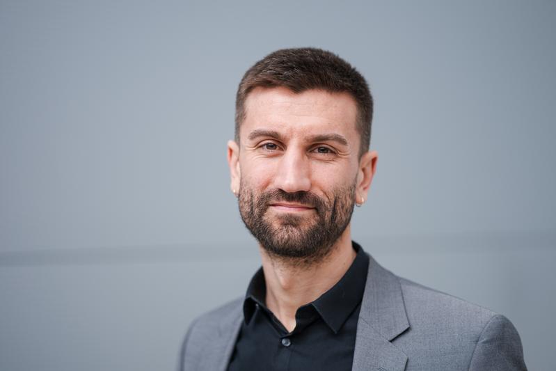 At Hannover Messe, Professor Paul Motzki’s (photo) research team is exhibiting a prototype vacuum pump that uses two film-based actuators.