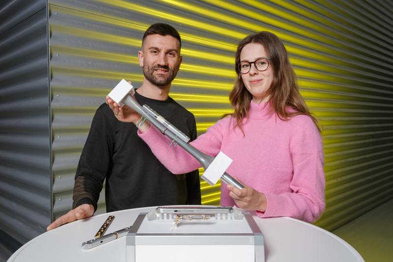 At Hannover Messe, Paul Motzki (left) and his team are presenting a prototype smart implant that can monitor the fracture healing process and actively support it. Floria Wein is carrying out research into this technology as part of her degree programme.