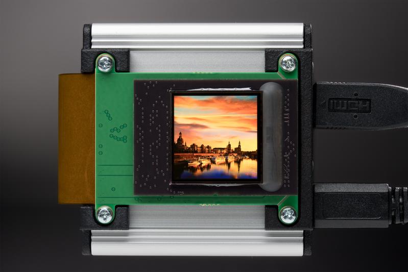 OLED microdisplay with 2K resolution (2,048 × 2,048 pixels, 1.07 inch). 