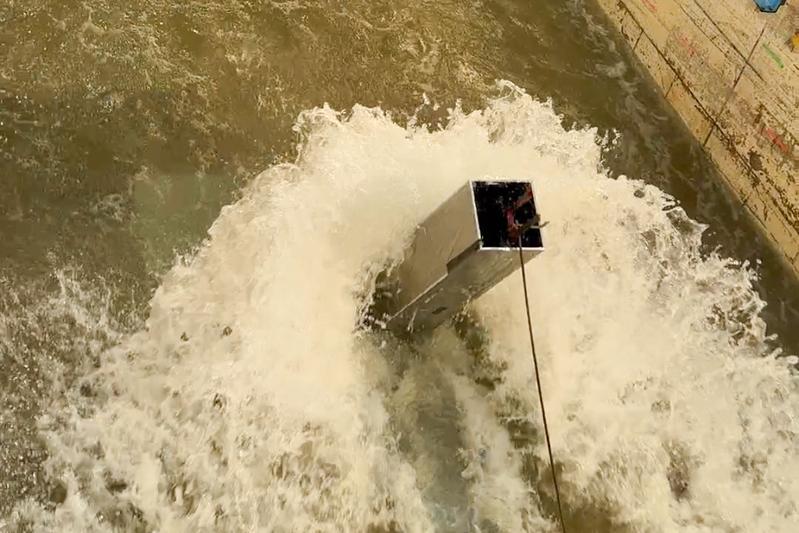 Mit ihren Versuchen im Großen Wellenströmungskanal in Hannover untersuchen die Wissenschaftler*innen, wie Gebäude oder Gebäudekomponenten bei einer Tsunamiwelle oder auch einer Sturzflut kollabieren können. 