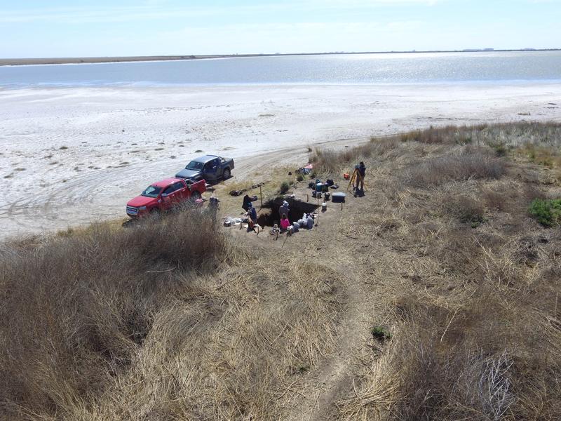 Eine untersuchte archäologische Fundstätte aus der Pampa, an welcher mindestens drei unterschiedliche genetische Abstammungslinien aus dem mittleren Holozän identifiziert wurden.